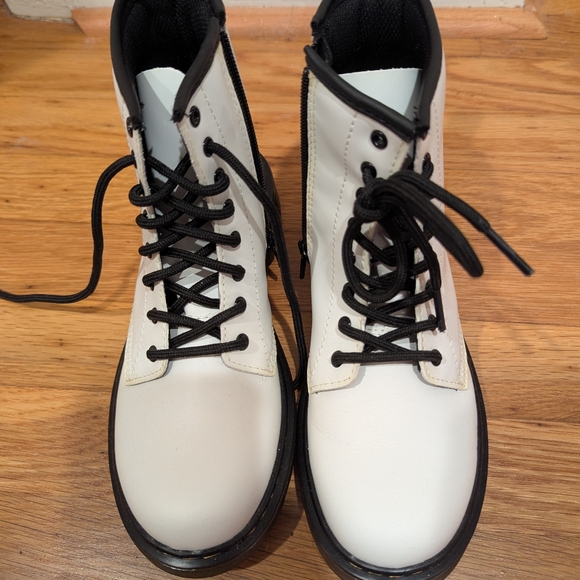 Dr. Martens, White. Girls Size 4. Brand New Never Worn. So Cute. - Picture 4 of 5